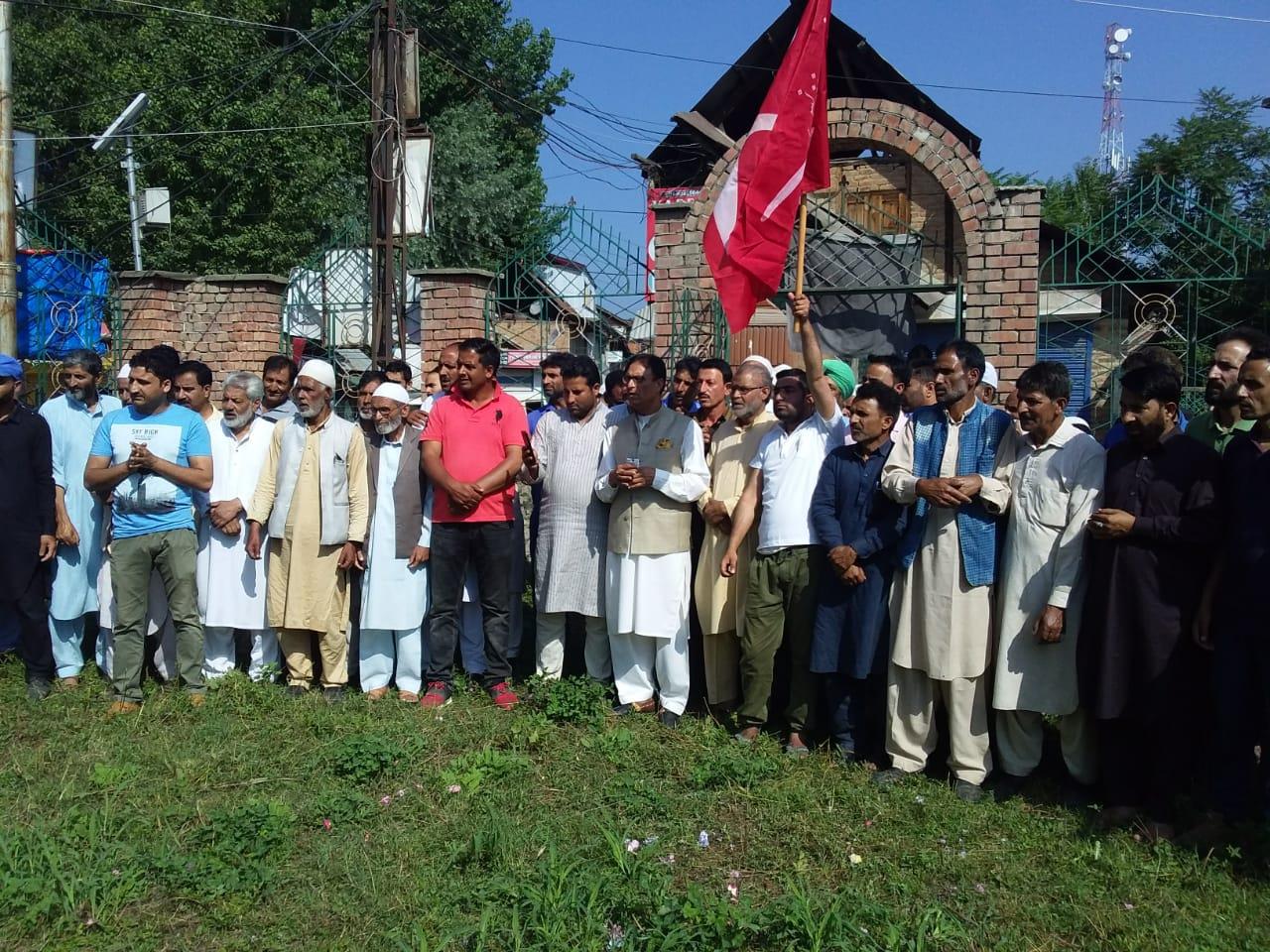 13 July 1931 martyrs: Choudary Ramzan offers Fateha, pays floral tributes to martyrs at Handwara