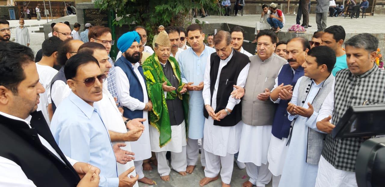 Congress pays floral tributes martyrs of 1931