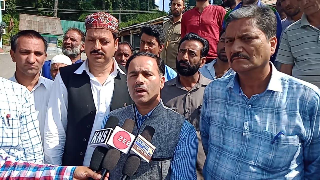 DC Baramulla visits Gulmarg fire victims