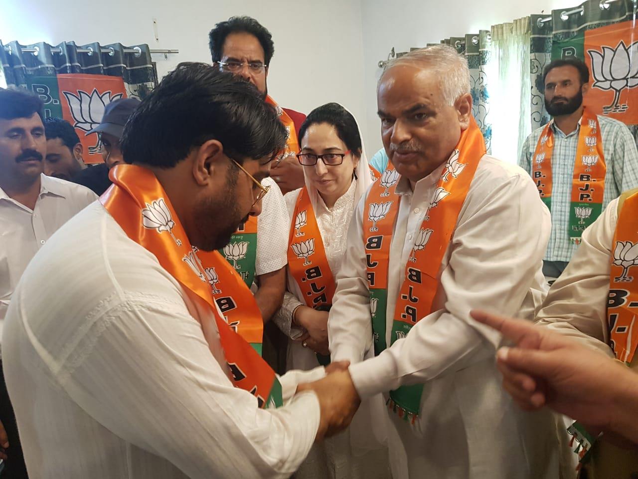 Scores join BJP during party workers convention at Srinagar