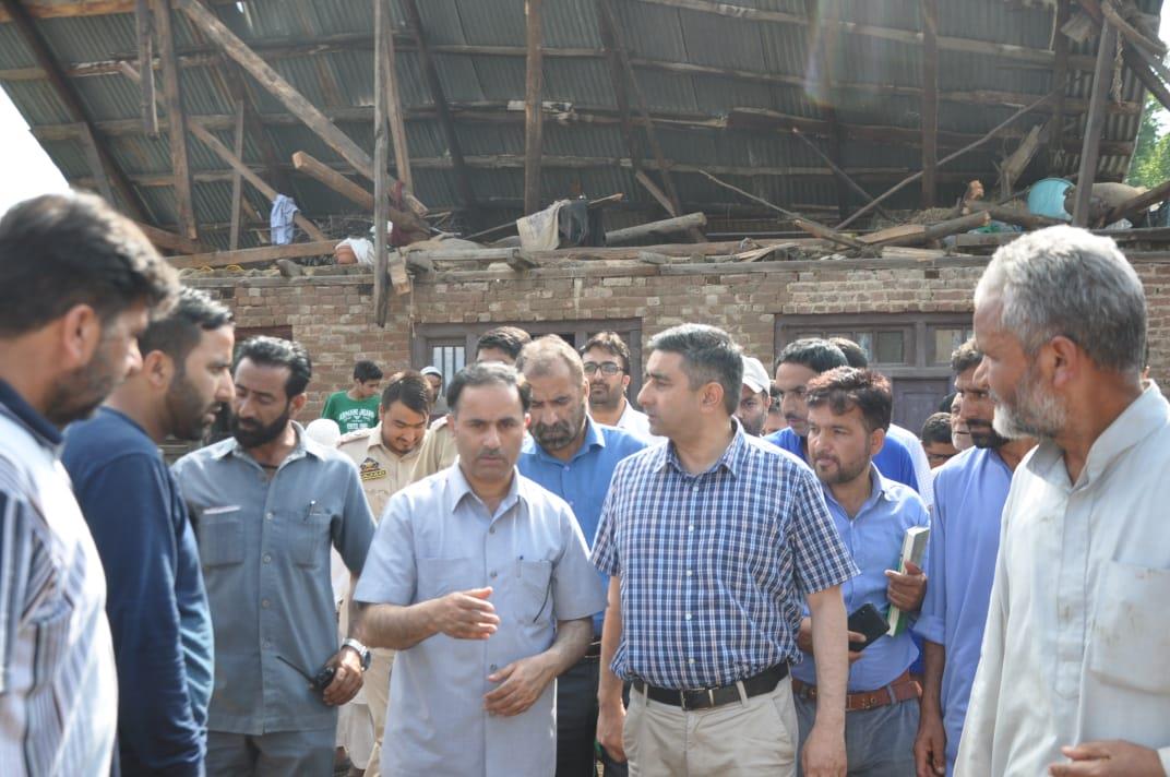 DC B'la visits cloudburst, wind storm affected areas of Sopore