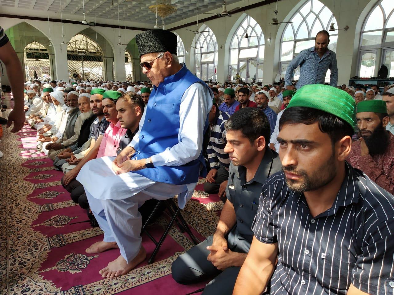 Dr. Farooq offers Friday congregational prayers at Dargah Hazratbal