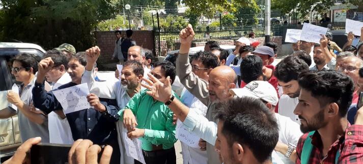 Rasheed holds protest to demand action against Vikramaditya for 1931 martyrs' remarks