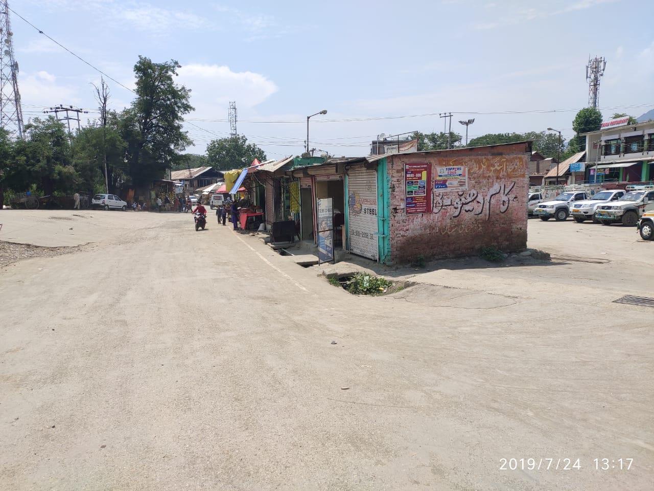 Shops in centre create nuisance in Bus Stand Tral, locals demand relocation