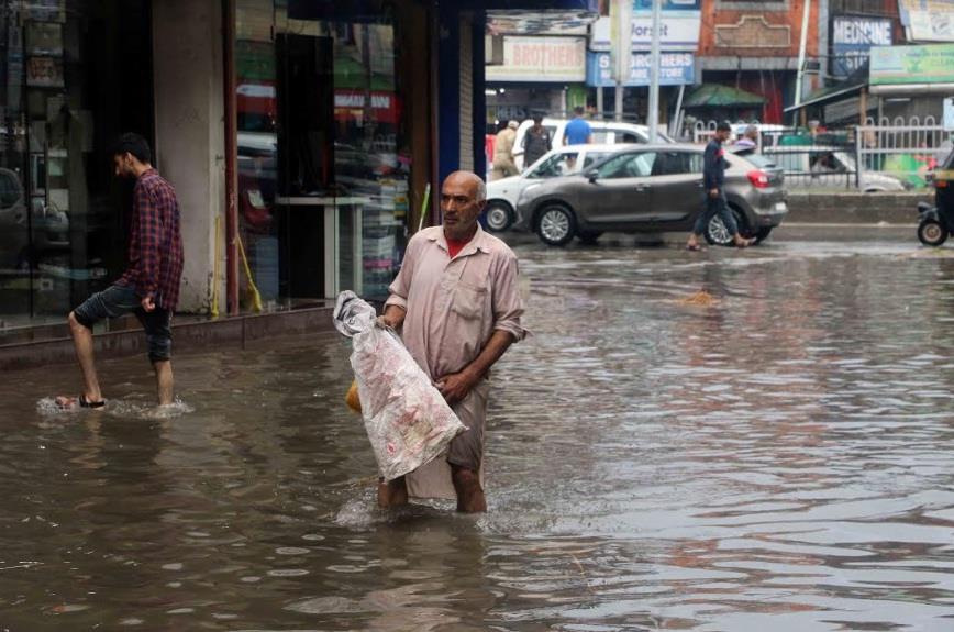 Inundation of roads: 52 locations in Srinagar dewatered, men, machinery pressed in other districts as well: Div Com