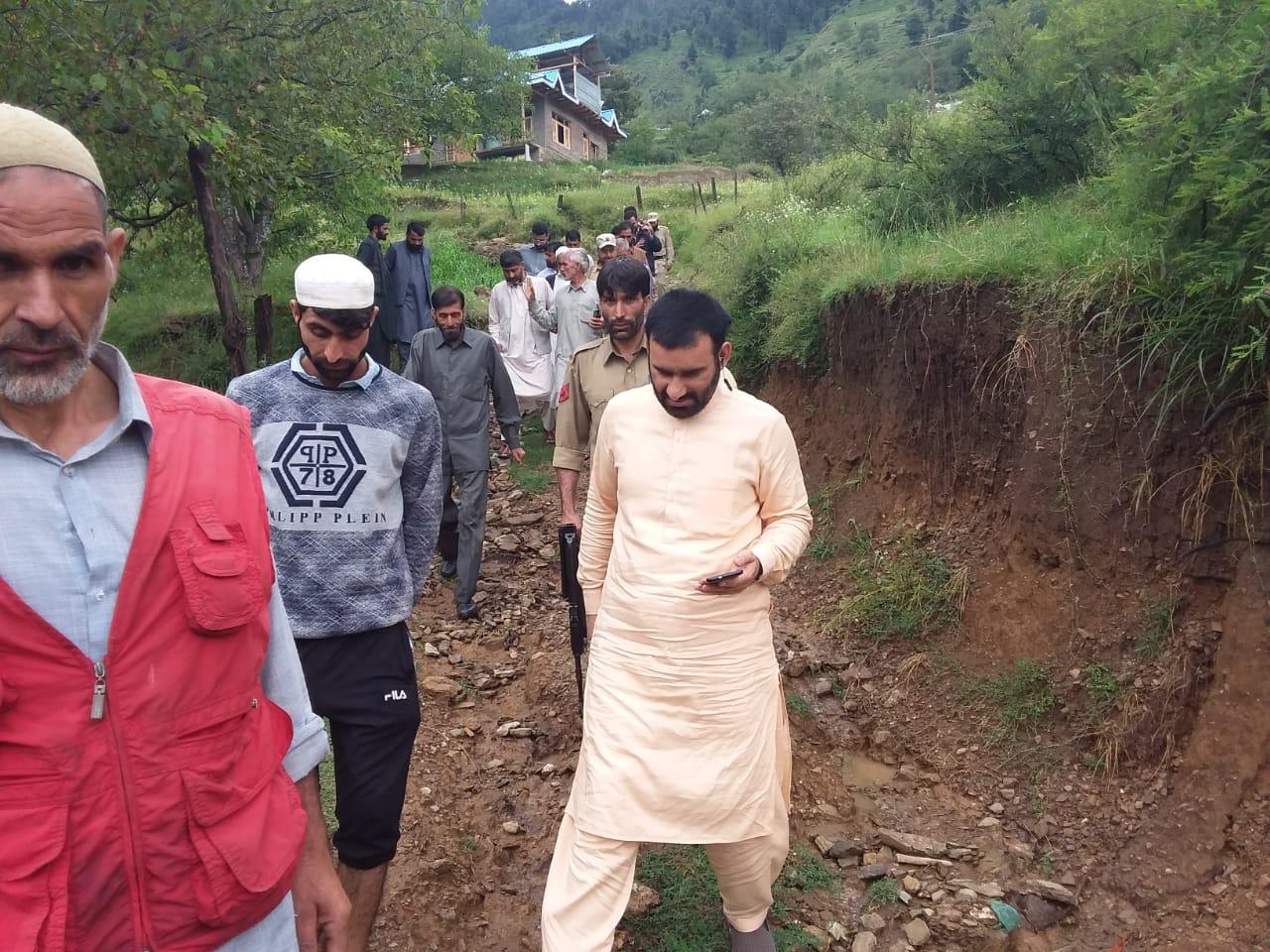 Qaisar Lone tours different areas of Lolab, assesses damage caused due to rains