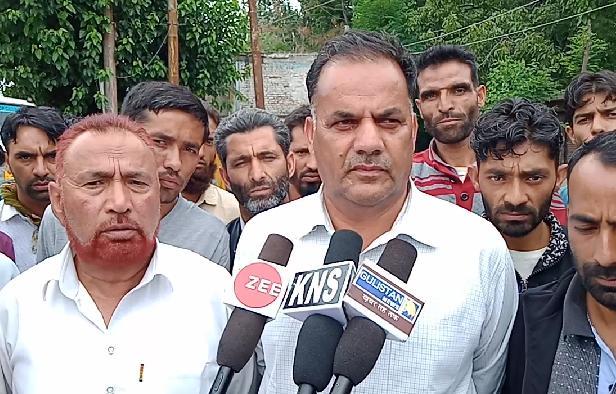 Labourers of Tangmarg protest in Kunzer