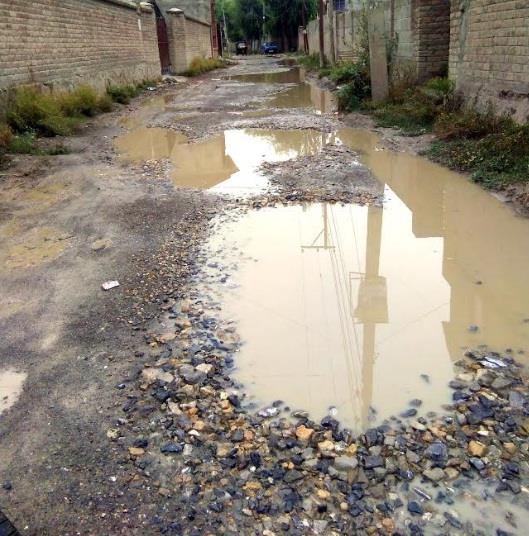 Residents complain of bad roads at Mushtaq colony, Hyderpora