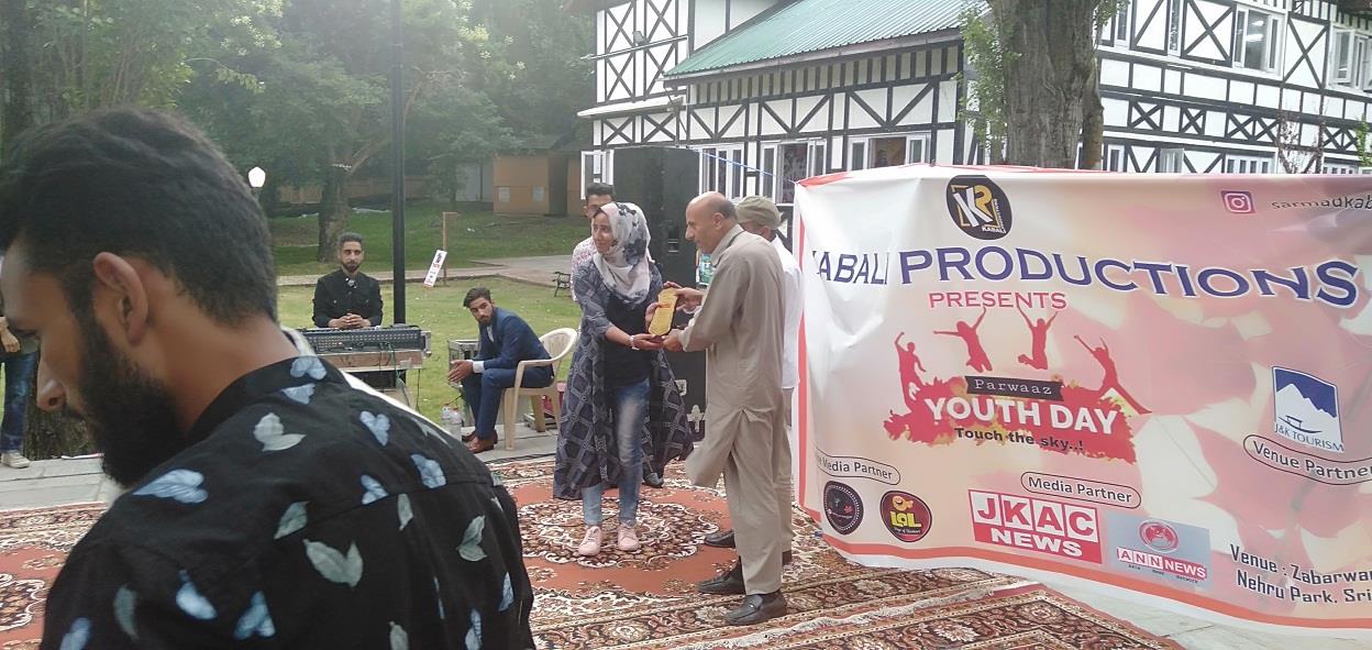 Er. Rasheed presents award to Nahida Manzoor for conquering Mount Everest