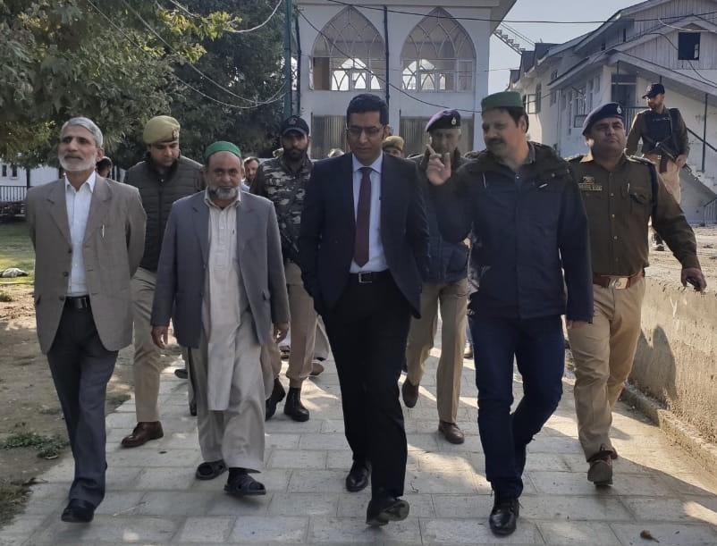 DC Srinagar reviews arrangements for Eid-e-Milad at Hazratbal shrine