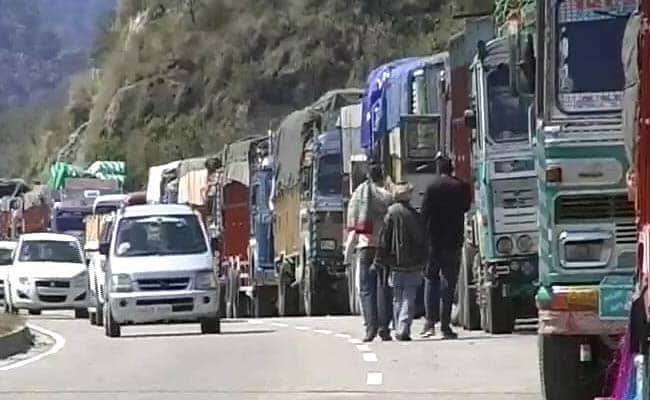 Amid slippery conditions, one-way traffic allowed to ply from Srinagar to Jammu