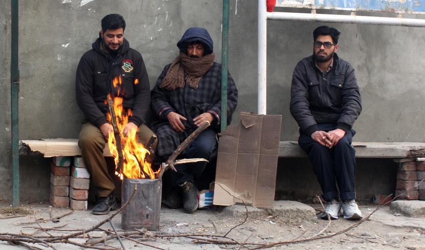 Despite sunny days, chill continues in Kashmir