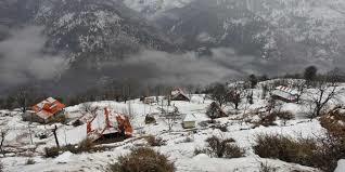 Fresh snowfall disturbs normal life in Kupwara