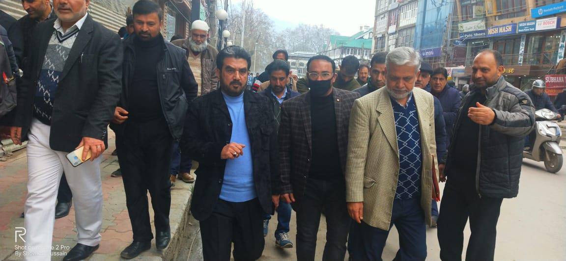 Commissioner SMC visits Lal Chowk, reviews drainage works