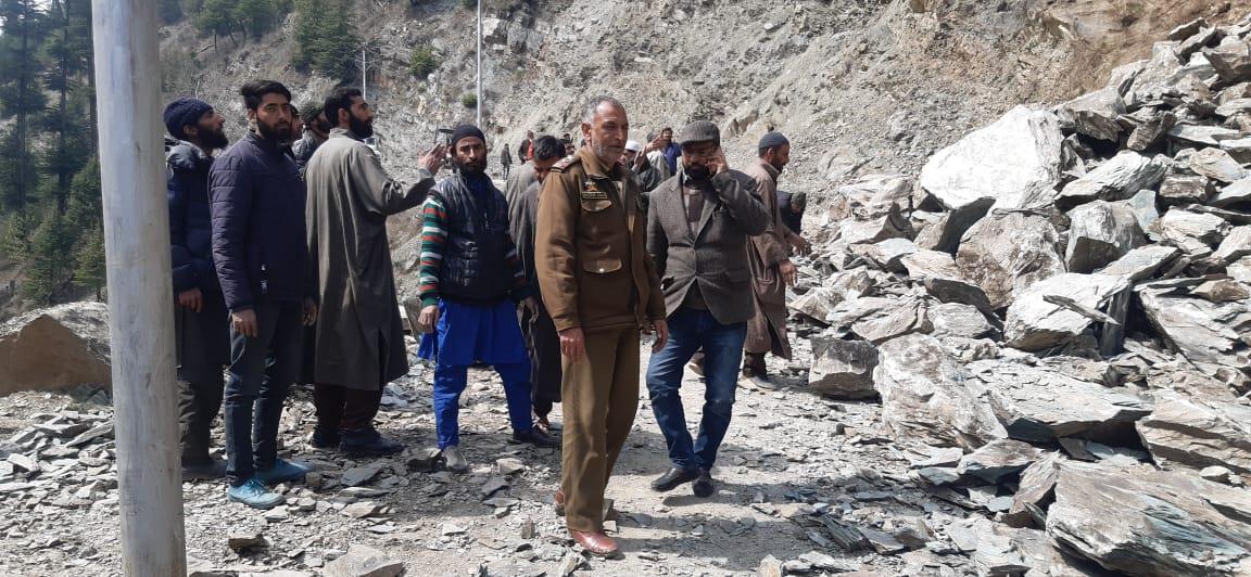 Massive landslide blocks road in Rajwar