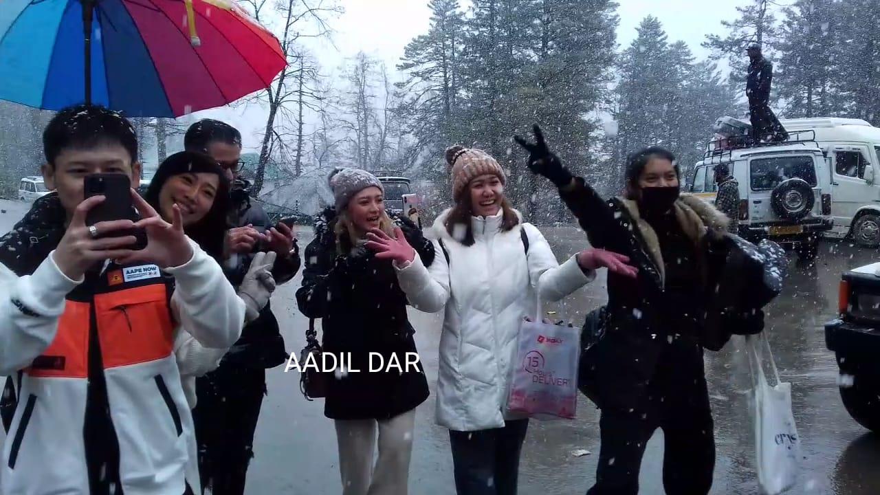Rainfall lashes Kashmir, Gulmarg receives fresh snowfall