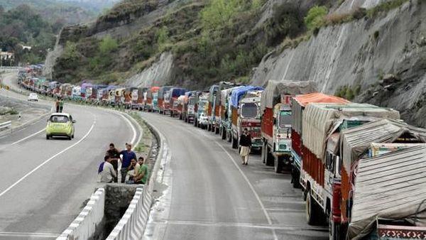 Srinagar - Jammu highway remains closed for third consecutive day