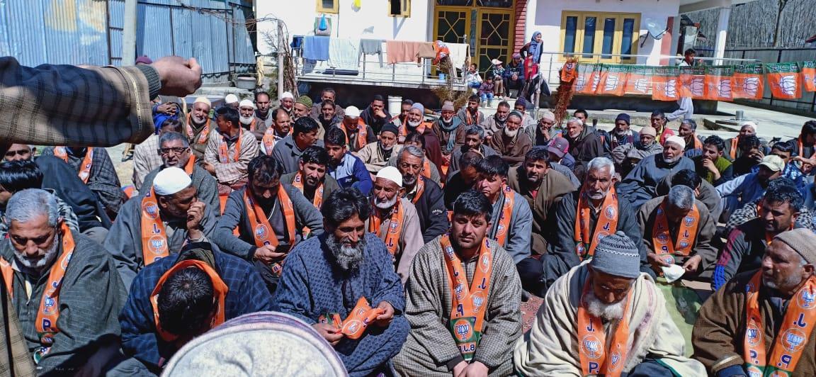 BJP Stalwart holds meeting in Handwara