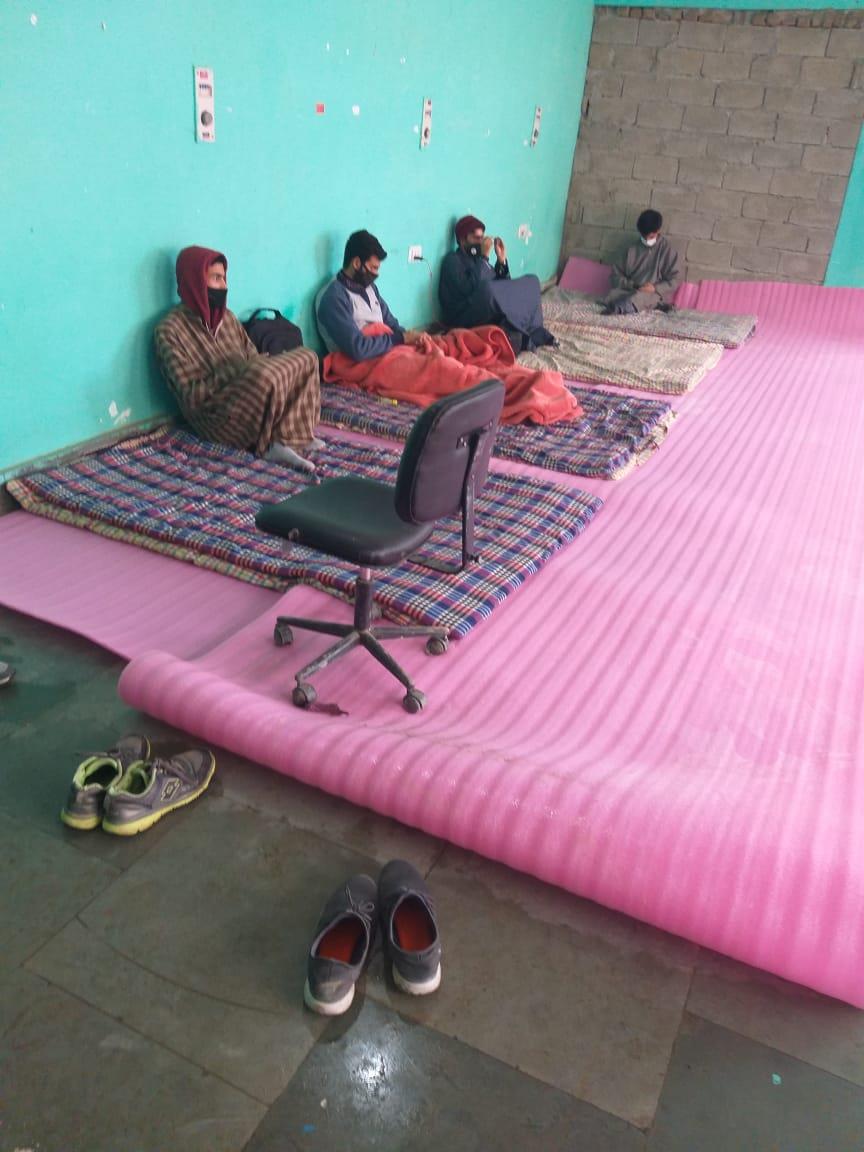 Students Kept in Quarantine Centre at ITI Handwara complains of non-availability of basic facilities
