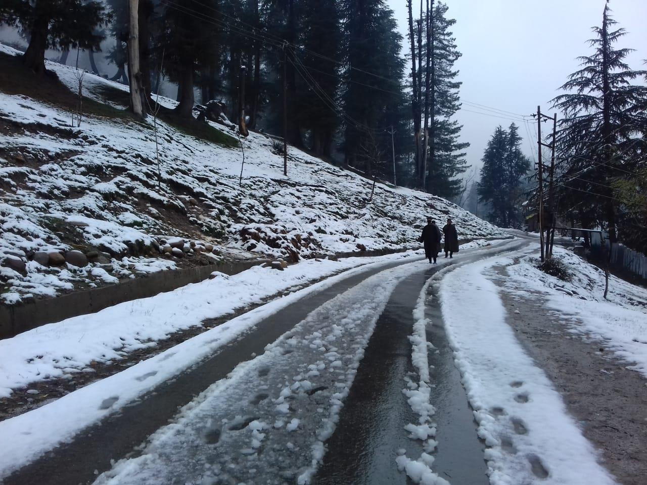 Gulmarg receives Fresh snowfall, rains in Kashmir Parts