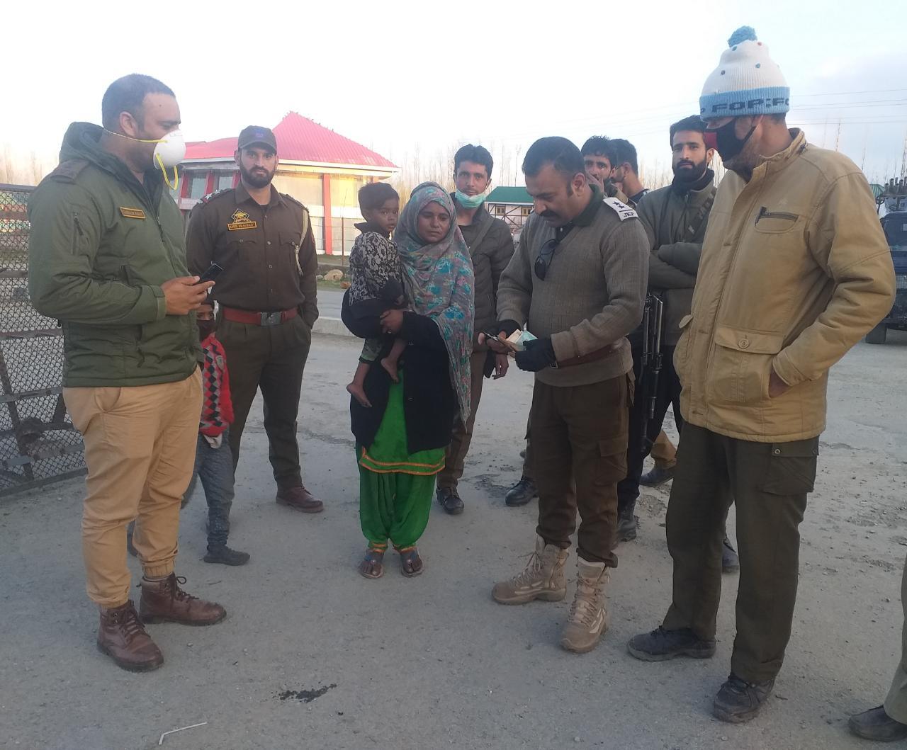 Kunzer Police provides Food grains and Cash to Non local families amid coronavirus lockdown.