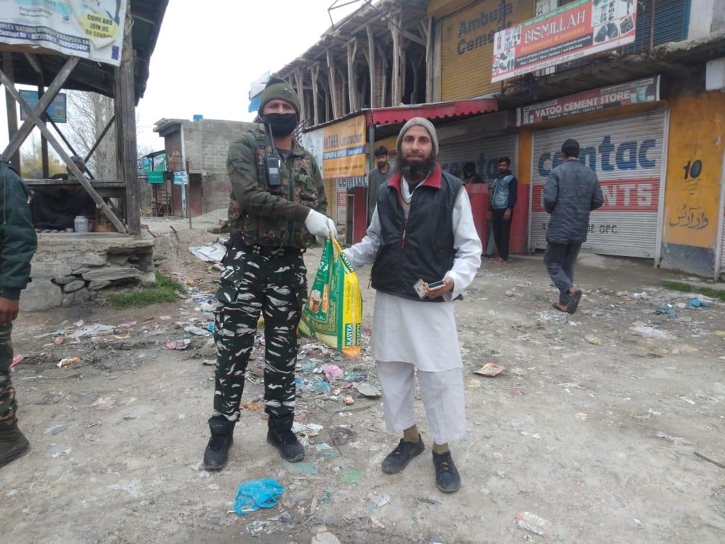 COVID-19: 92 battalion CRPF distribute food to locals in Handwara
