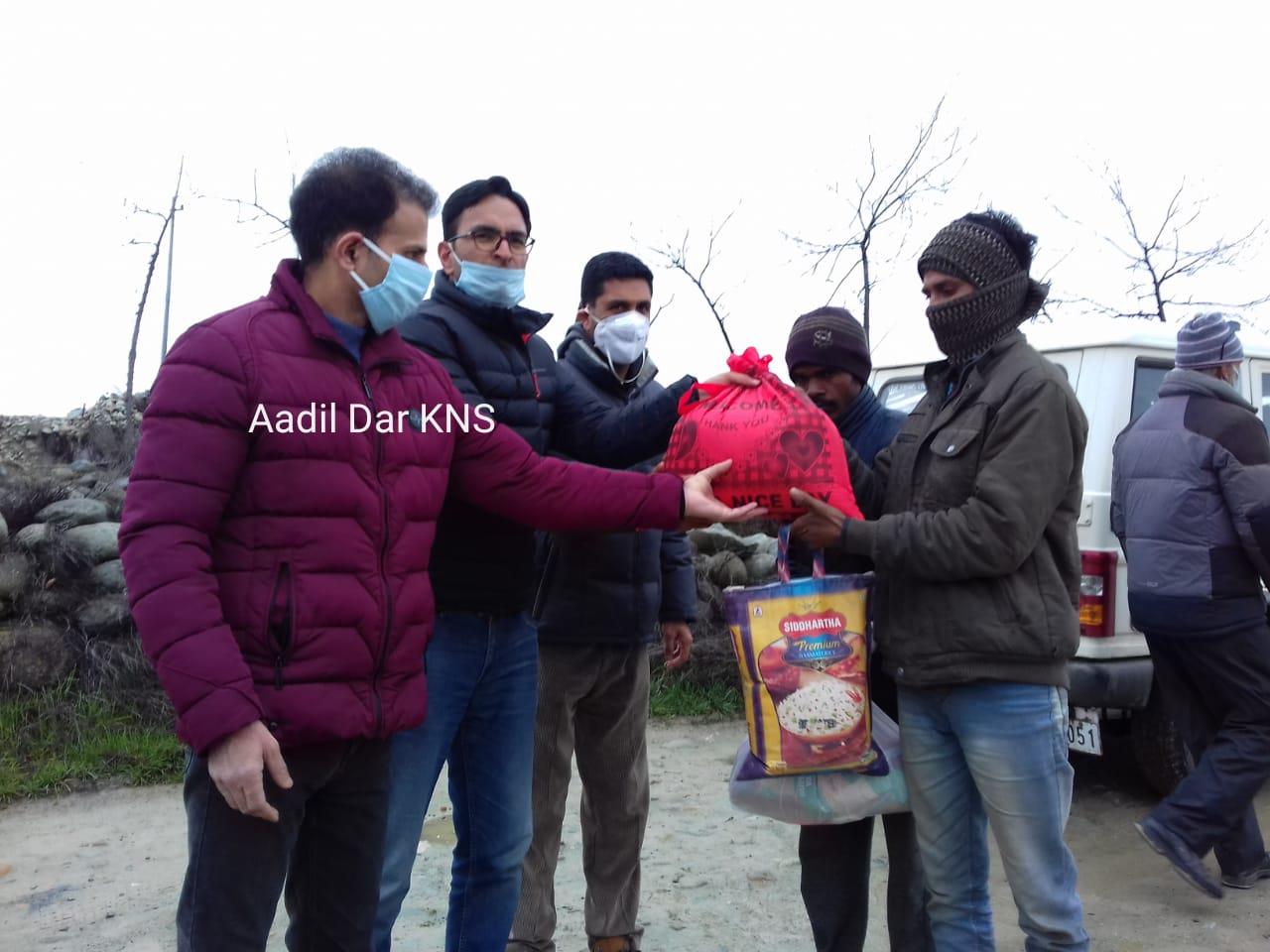 Free ration distribution to outside migrant labourers in North Kashmir of Tangmarg Sub division