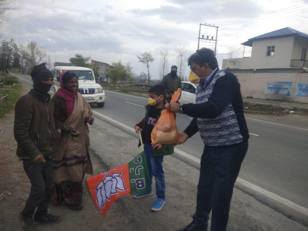 Sofi yousuf distributes Food items among Non locals