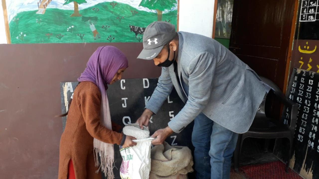 Education Deptt distributes Mid-day meal to students in Ramban