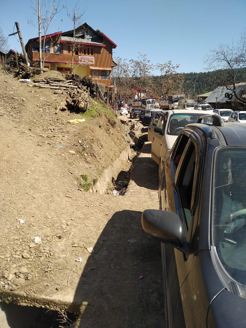 Vehicles plying on Karnah-Kupwara road, violate closure order