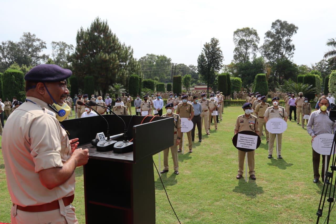 J&K Police shows solidarity to corona warriors