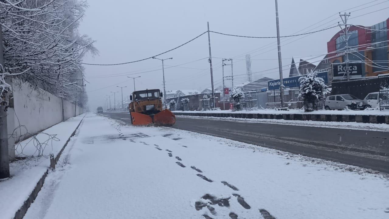Ahead of snowfall, Job aspirants of JK Bank Associate demand postponement of examinations