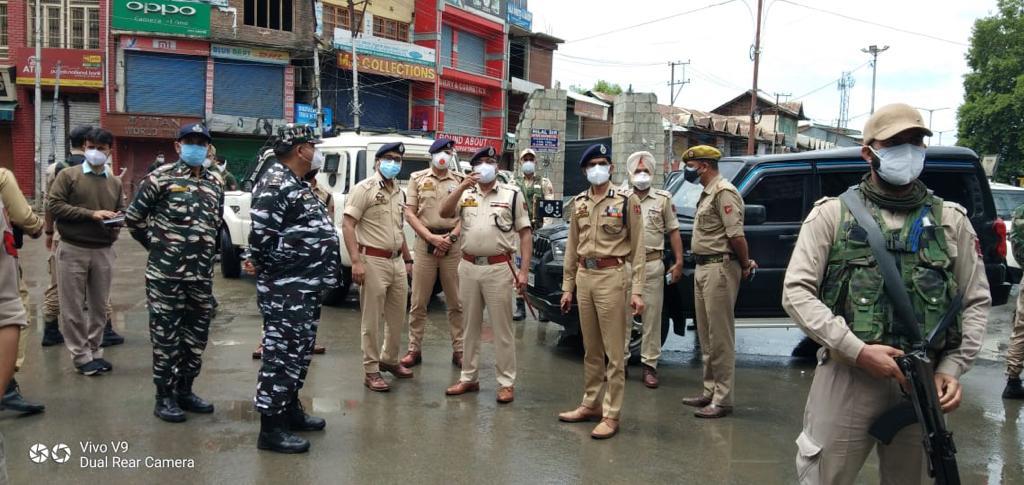 DGP J&K visits Anantnag ,reviews implementation of lockdown, security scenario