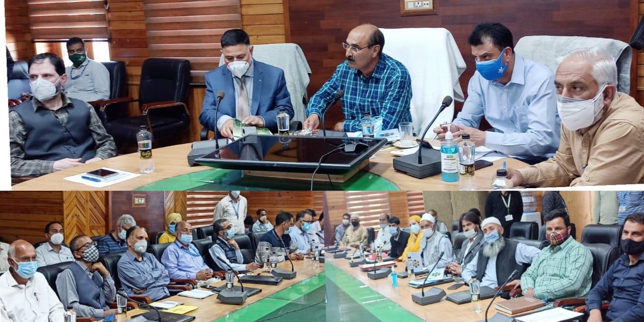 Dir Agri Kashmir discusses marketing of produce with Kisan Board members during Covid pandemic