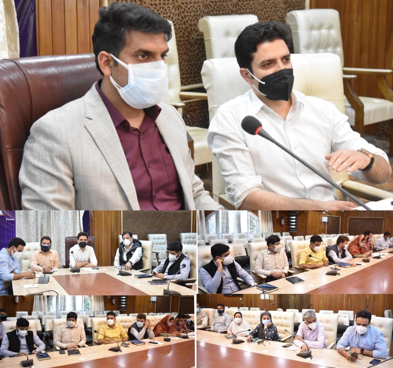 DC Srinagar reviews pace of vaccination process