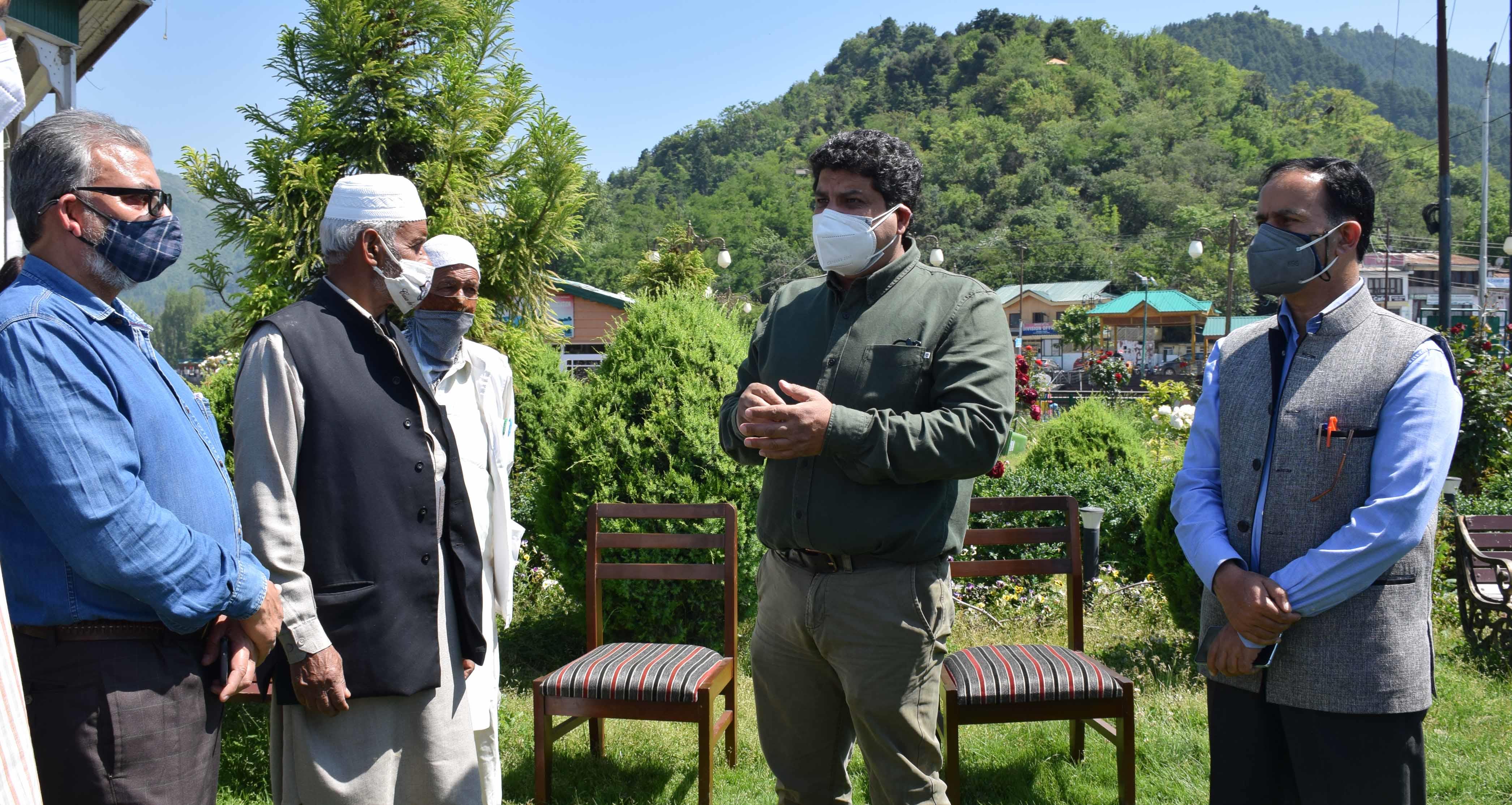 Sarmad Hafeez visits vaccination centres for tourism stakeholders