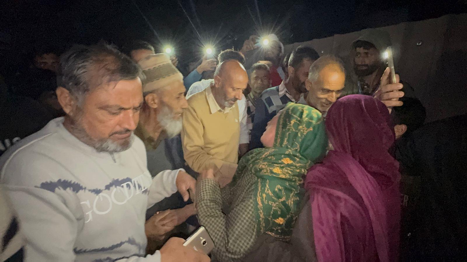 Er Rashid reviews ULB functioning, visits Kupwara fire victim's
