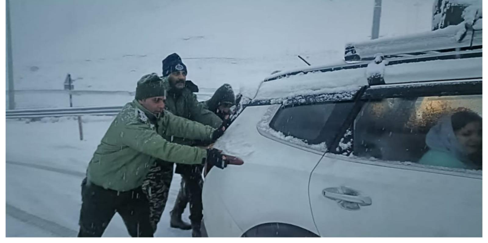 Police provides helping hand to tourists, general public in Ganderbal