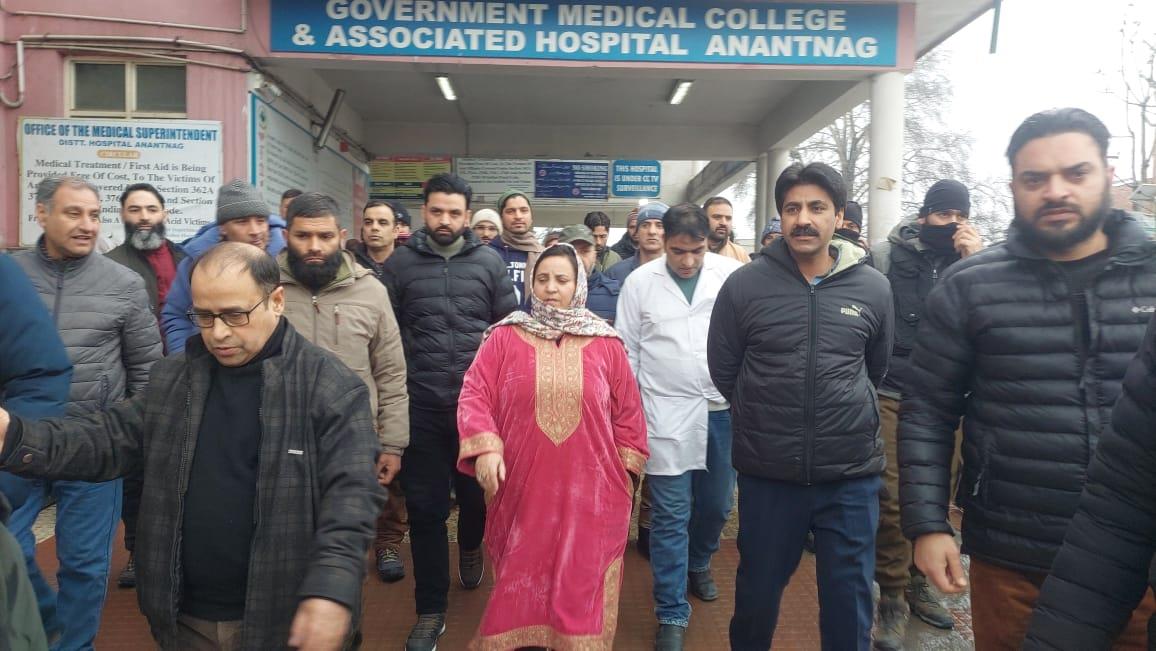 Sakeena Itoo conducts whirlwind tour of South Kashmir, assesses post-snowfall scenario