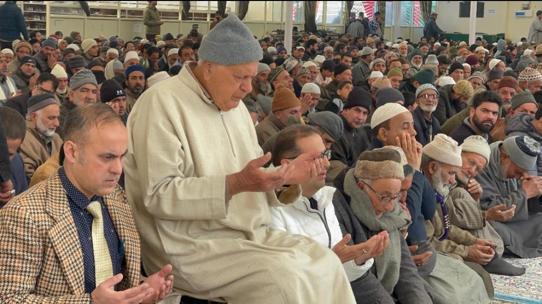 Dr. Farooq Abdullah offers prayers at Dargah Hazratbal following Meraj Ul Aalam