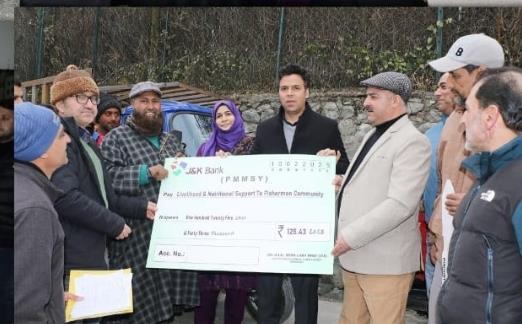 DC Srinagar distributes Rs 80 lakh financial assistance among beneficiaries under PMMSY
