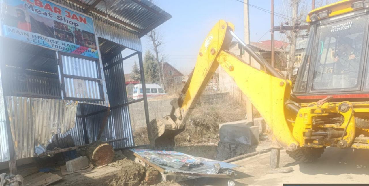 Pulwama administration removes encroachment on road, DM warns encroachers