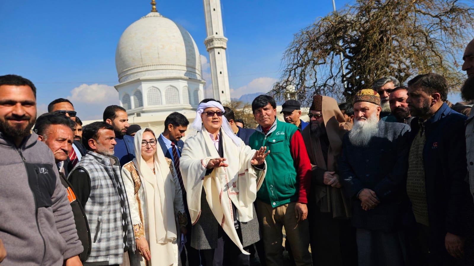 Kiren Rijiju praises Waqf Chairperson for development at Hazratbal & other shrines