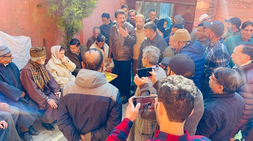 Shameema Firdous distributes ₹3 lakh among eight fire-affected families in Chattabal