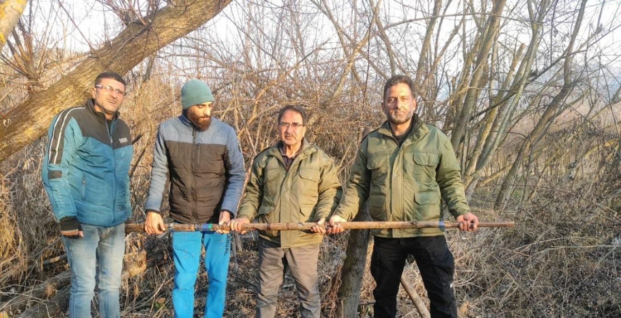 9 Feet Punt gun seized near Wular Lake in Bandipora