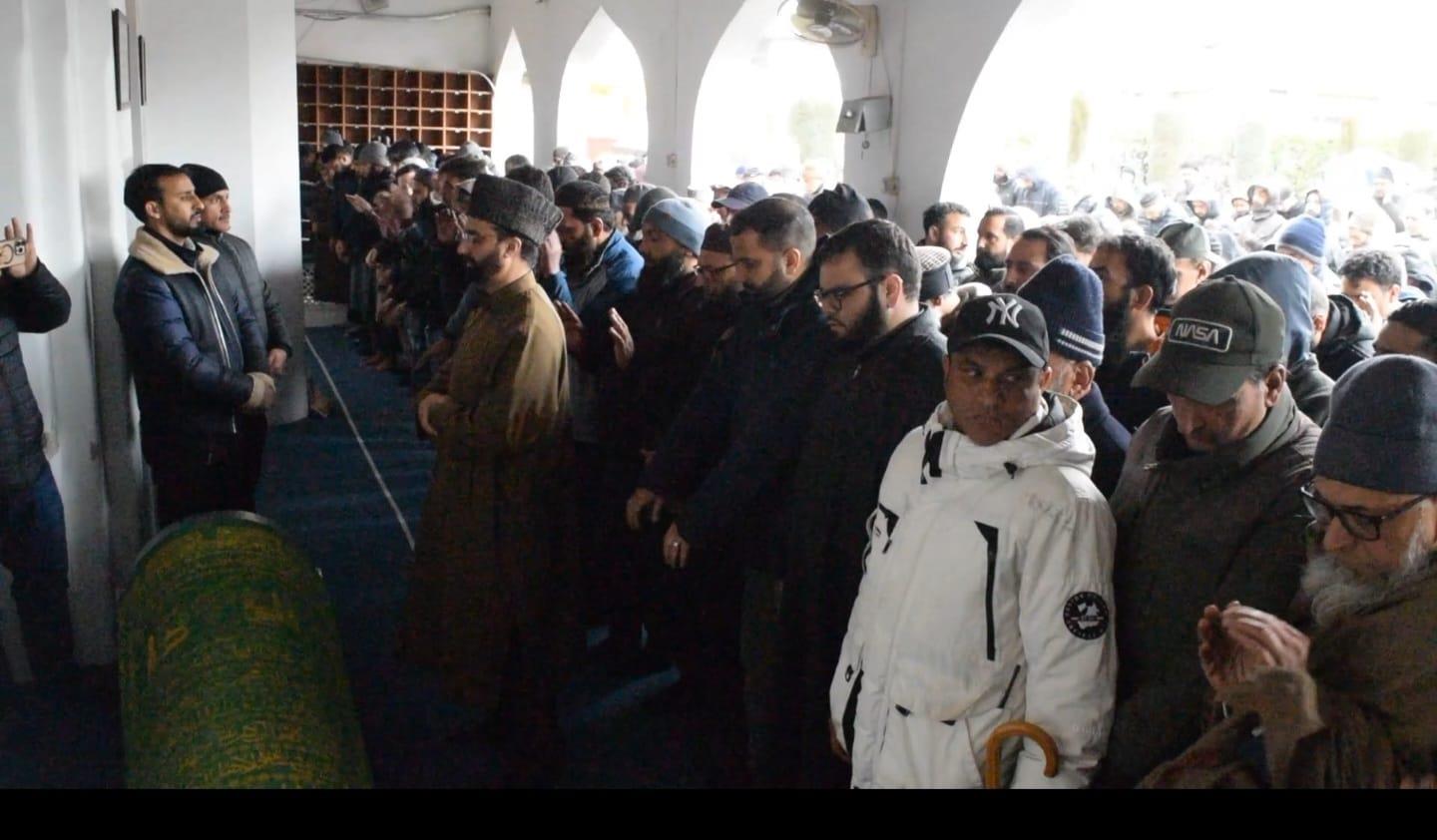 Large Gathering Attends Funeral of Mirwaiz Umar Farooq’s Father-in-Law