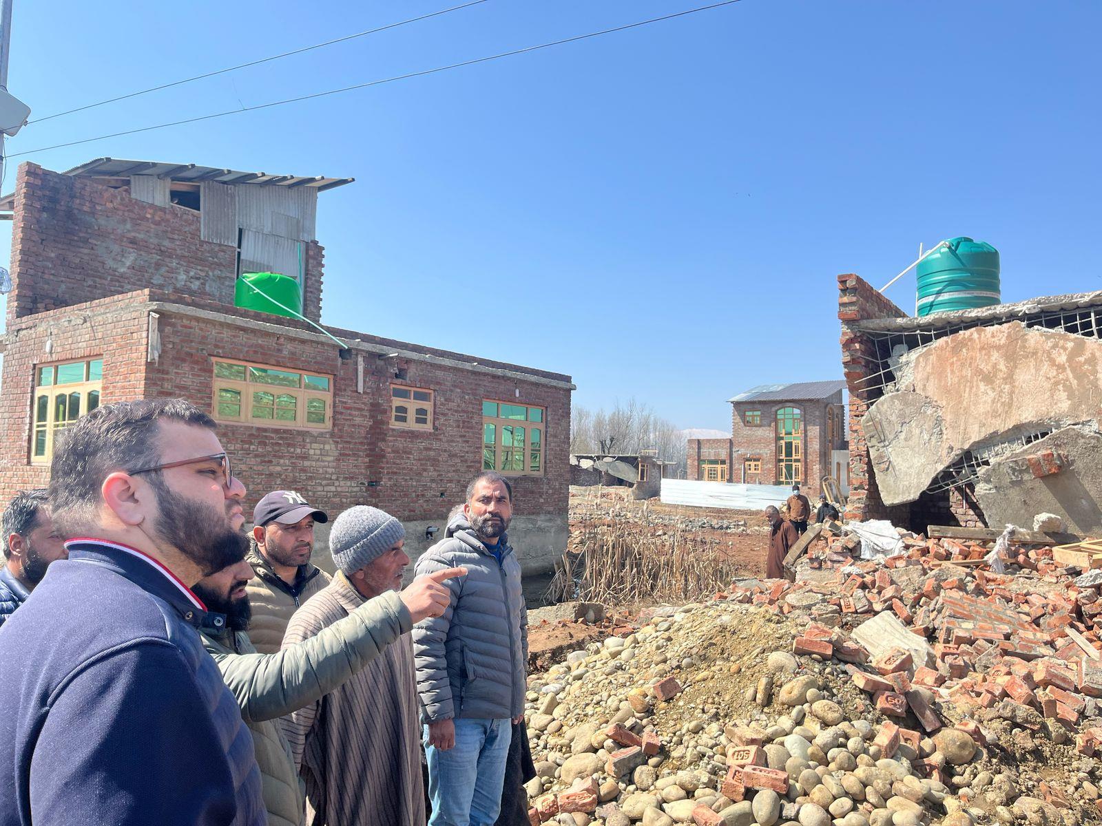 Aga Muntazir condemns demolition drive in Humdaniya Colony Bemina
