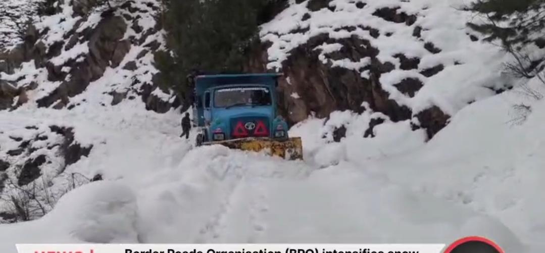 BRO Intensifies Snow Clearance Operations in Broder areas of Kupwara
