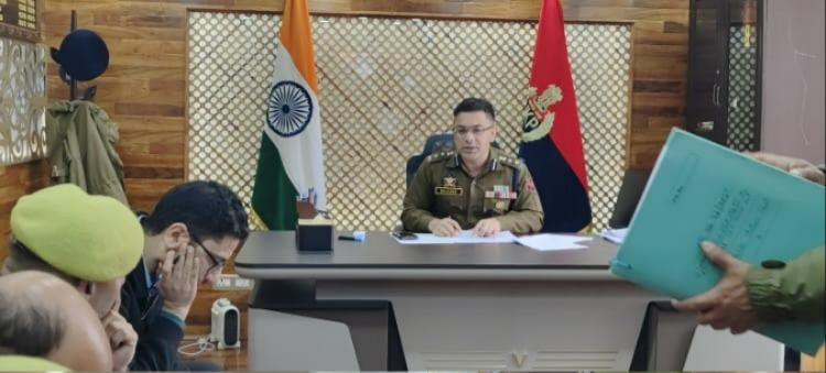 SSP Awantipora chairs crime review meeting at DPO Awantipora