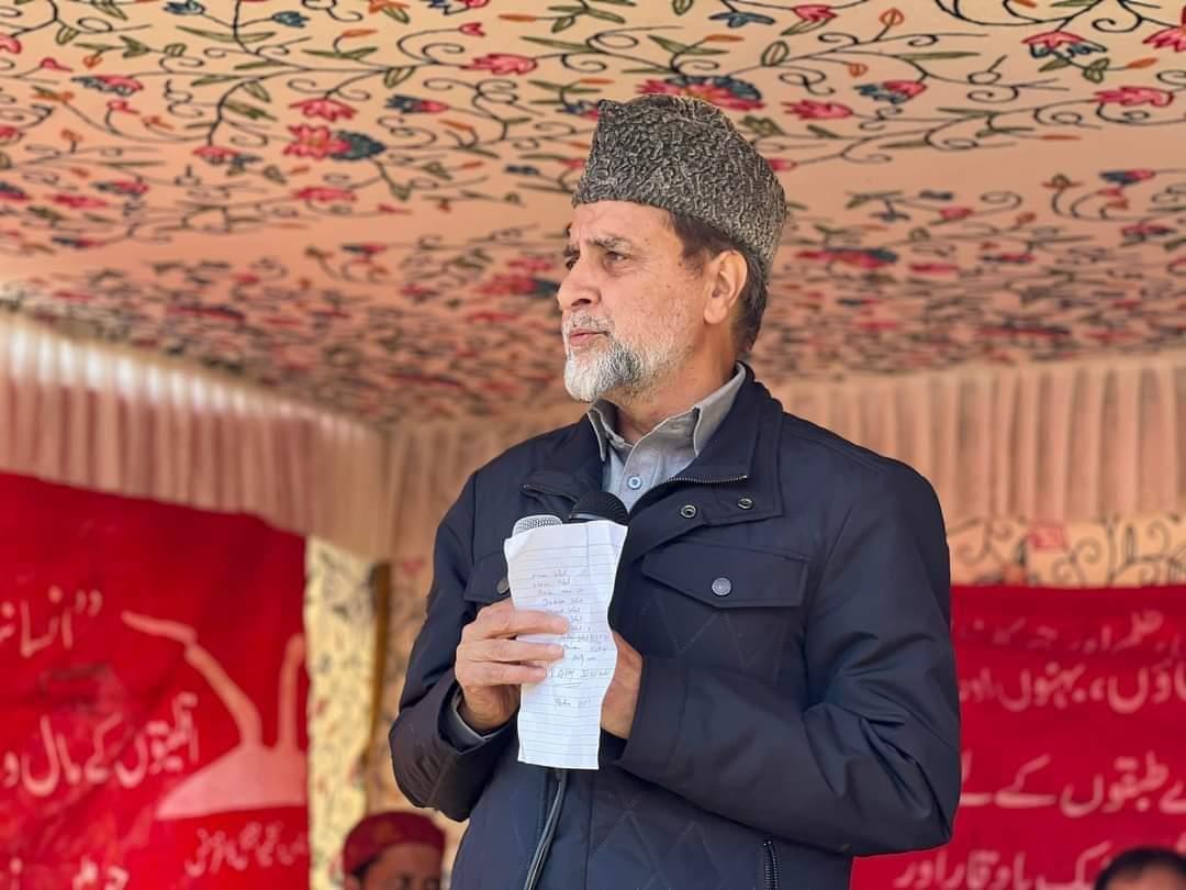 MP Mian Altaf Visits bereaved family in Qazigund to offer condolences